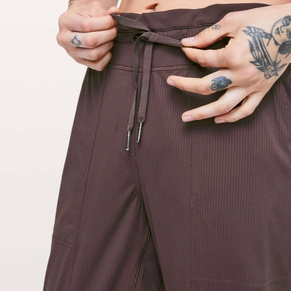 Lululemon Black Satin Dance Studio Crop size 4 - Picture 3 of 10